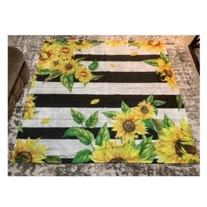 New in package Sunflower shower set,  4 pc set plus shower hooks.